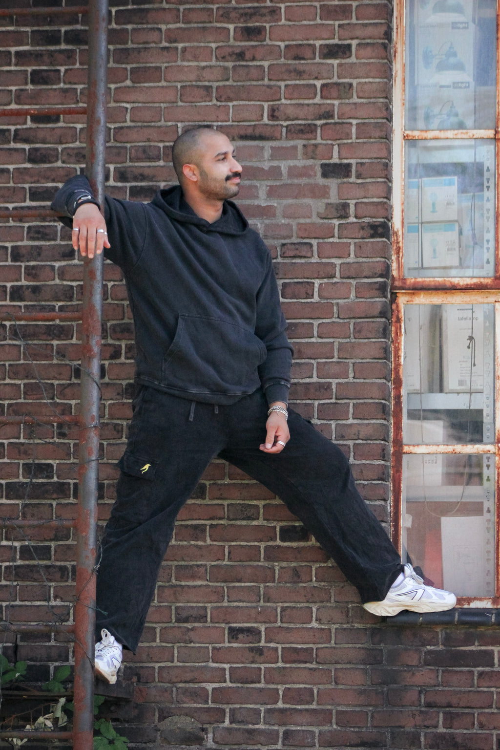 Off The Grind Essential Hoodie Mountain zwart