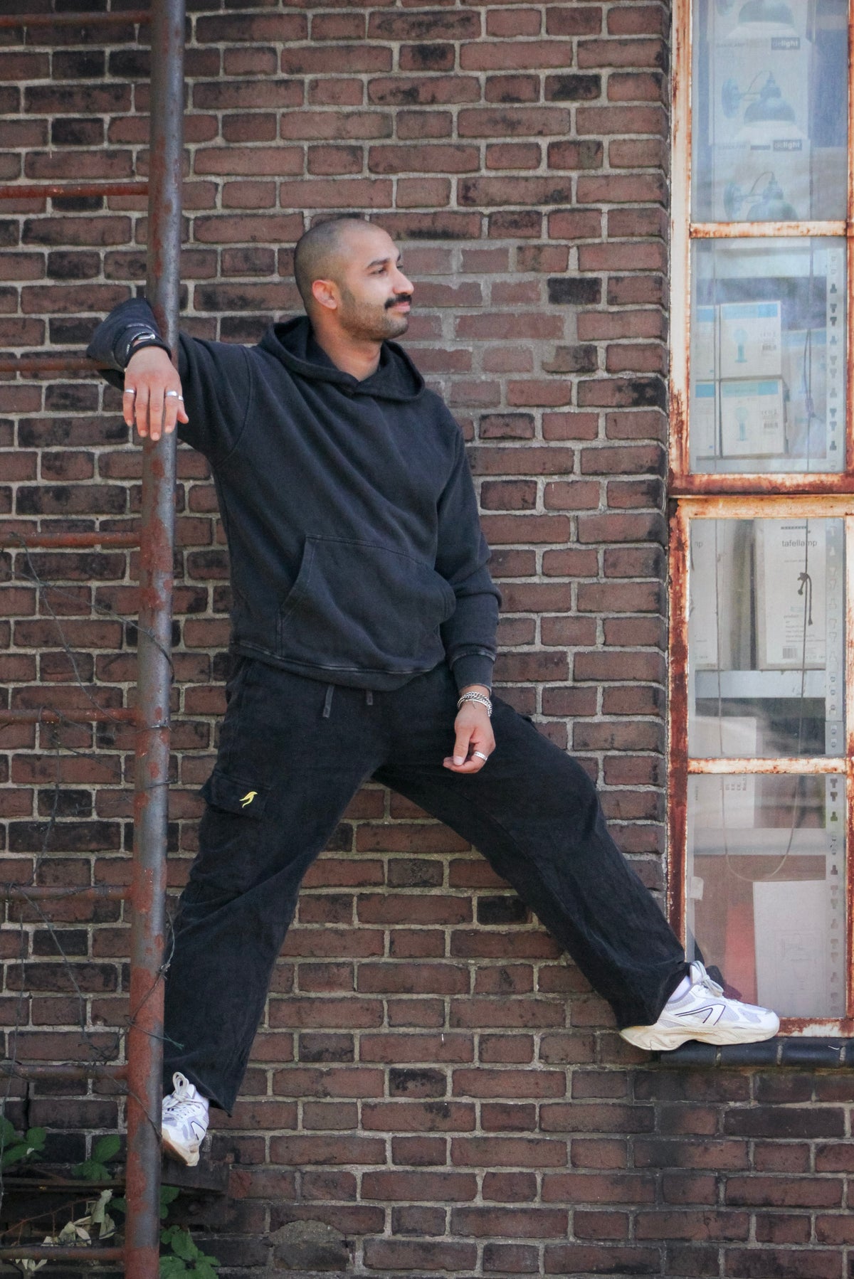 Off The Grind Essential Hoodie Mountain zwart