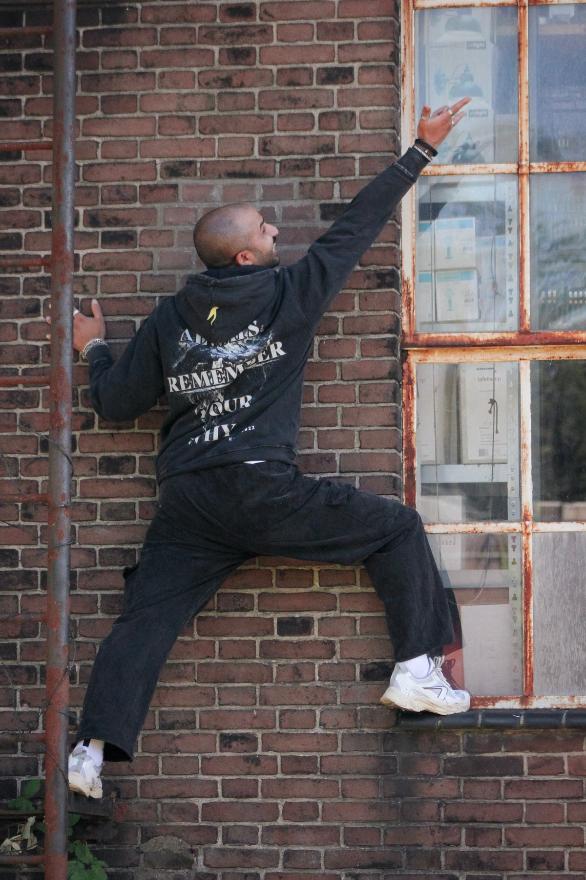Off The Grind Essential Hoodie Mountain zwart