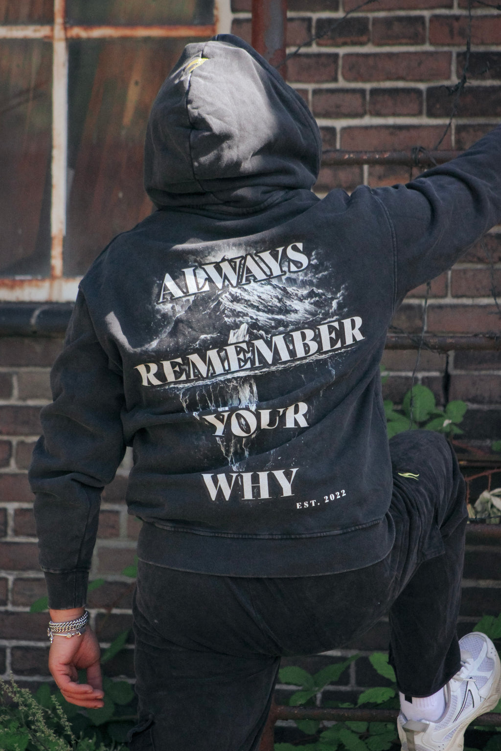 Off The Grind Essential Hoodie Mountain zwart